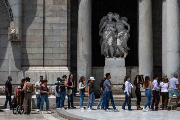 Filas de vacacionistas para acceder al Palacio de Bellas Artes