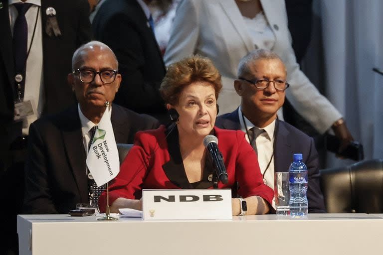 La expresidenta de Brasil y presidenta del Nuevo Banco de Desarrollo Dilma Rousseff asiste a una reunión durante la Cumbre BRICS 2023 en el Centro de Convenciones Sandton en Johannesburgo el 24 de agosto de 2023