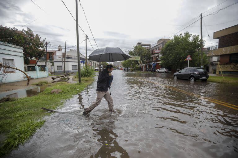 Las fuertes tormentas dejaron miles de afectados en el conurbano bonaerense y dos víctimas fatales