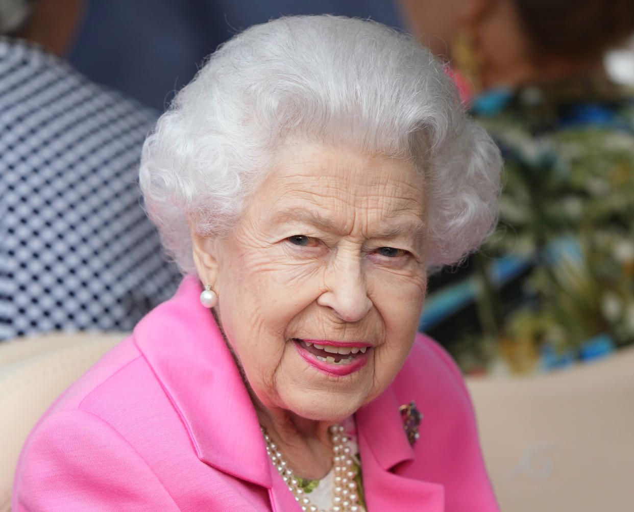 LONDON, ENGLAND - MAY 23: Queen Elizabeth II visits The Chelsea Flower Show 2022 at the Royal Hospital Chelsea on May 23, 2022 in London, England. The Chelsea Flower Show returns to its usual place in the horticultural calendar after being cancelled in 2020 and postponed in 2021 due to the Covid pandemic. This year sees the Show celebrate the Queen's Platinum Jubilee and also a theme of calm and mindfulness running through the garden designs. (Photo by James Whatling - WPA Pool/Getty Images)