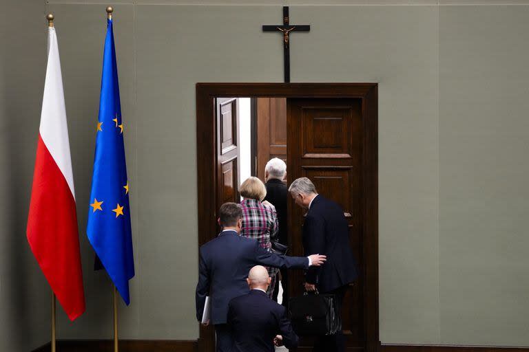 Jaroslaw Kaczynski, arriba, líder del partido derechista polaco Ley y Justicia, abandona la sala de plenos tras la elección de Donald Tusk como nuevo primer ministro polaco, en el Parlamento de Varsovia, Polonia, el lunes 11 de diciembre de 2023. (AP Photo/Czarek Sokolowski)