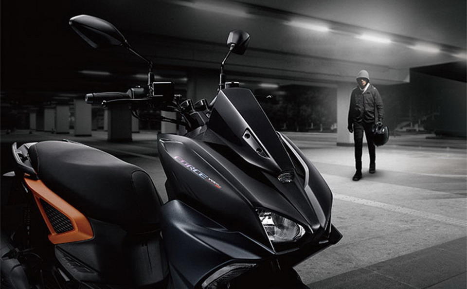 圖／2022 Yamaha Force 2.0 155 ABS以「Master of Street Scooter」為開發概念，整體強調感性造型與理性結構的對比呈現，營造出強烈的視覺張力，打造出短捷俐落的街車車身。