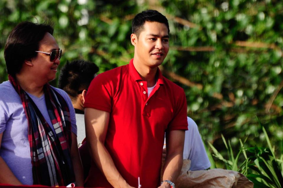 Zanjoe Marudo smiles to the crowd as the float of the MMFF 2012 entry "One More Try" makes its way at the 2012 Metro Manila Film Festival Parade of Stars on 23 December 2012.(Angela Galia/NPPA Images)