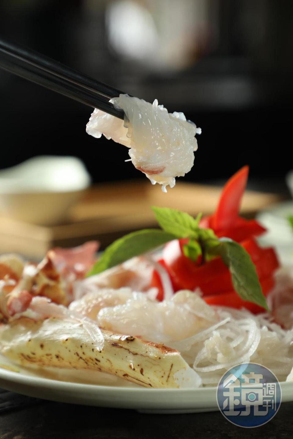 帝王蟹的隱藏版吃法是直接現切生吃，老闆特別提醒，蟹屬寒性食物，腸胃較敏感的人可自行斟酌。