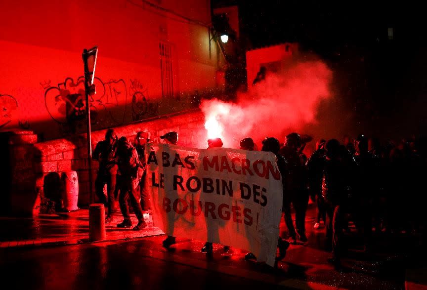 法國里昂宣布2022年法國總統大選結果後，人們參加了示威活動，標語寫著「打倒馬克龍，資產階級的羅賓漢」。   圖 : 達志影像/路透社