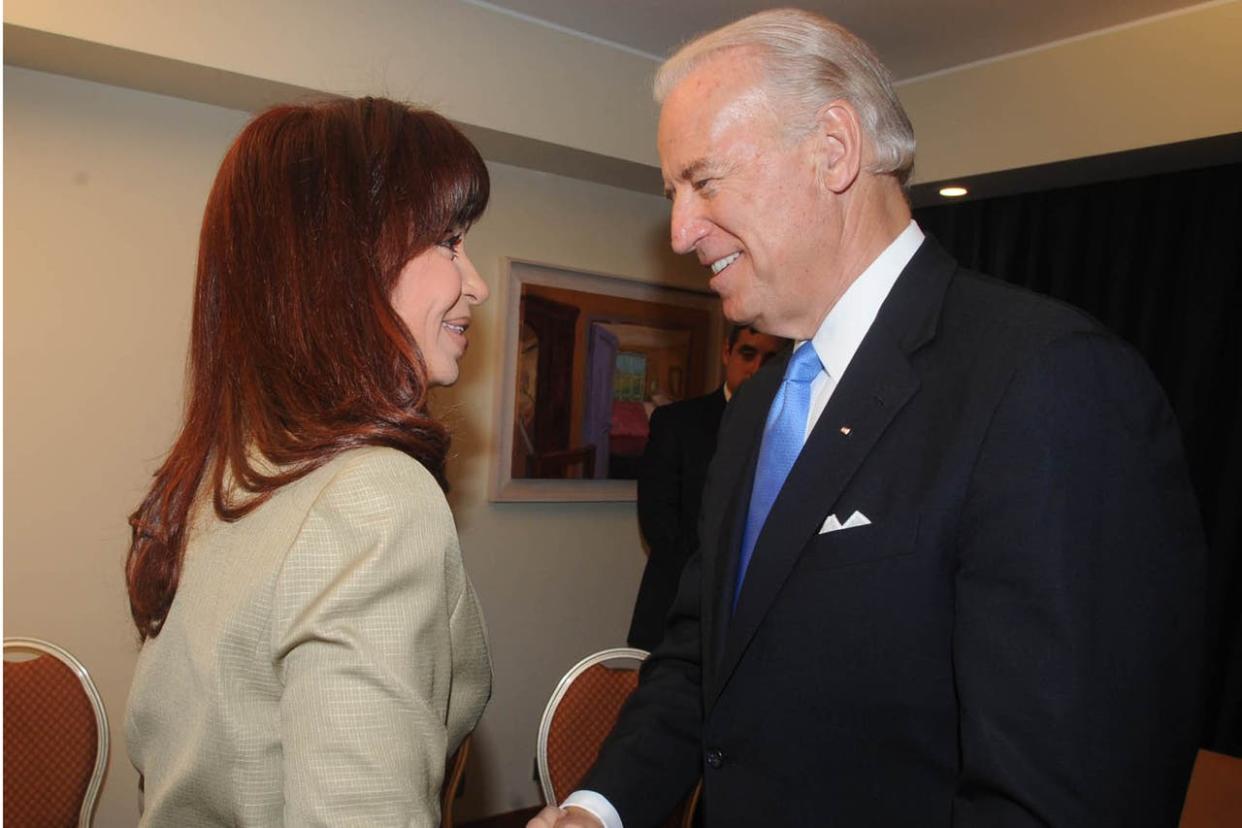 Joe Biden y Cristina Kirchner se reunieron en Chile en 2009, antes de que las relaciones bilaterales se enfriaran