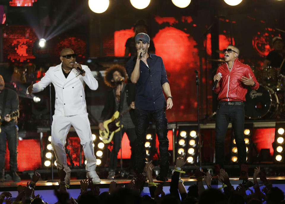 El dúo cubano Descemer Bueno y Gente de Zona canta con Enrique Iglesias, en el centro, durante la ceremonia de los Premios Billboard de la Música Latina, el jueves 24 de abril del 2014 en Coral Gables, Florida. (AP Foto/Lynne Sladky)