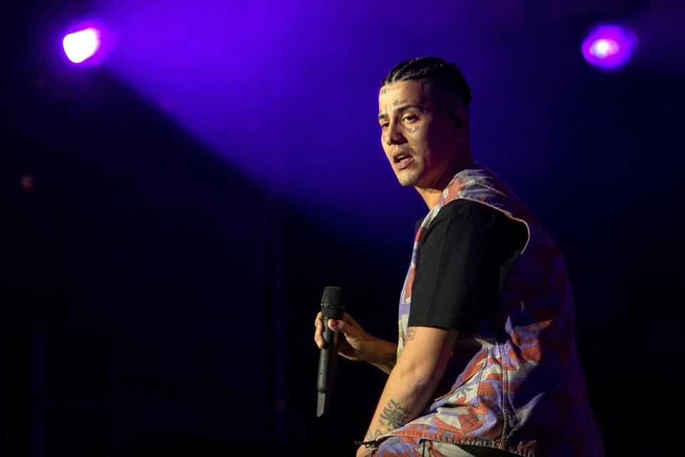 El rapero argentino Duki durante su concierto en el Coca-Cola Flow Fest de la Ciudad de México el domingo 26 de noviembre de 2023. (Foto AP/Alejandro Godínez)
