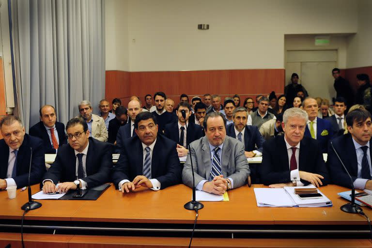 Cristóbal López (izquierda), Ricardo Echegaray (centro) y Fabián de Sousa (derecha), junto a sus abogados