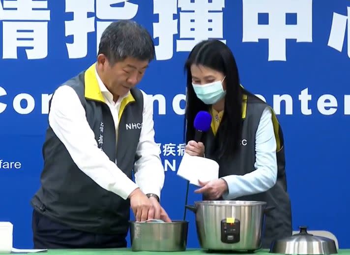 陳時中不熟電鍋使用方法，還被食藥署長吳秀梅笑很少煮飯。   圖：翻攝自疾管署直播影片