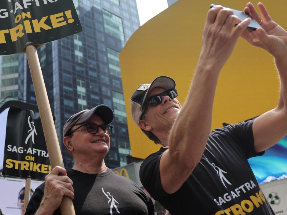 Kevin Bacon (R) and SAG-AFTRA members and supporters protest as the SAG-AFTRA Actors Union Strike continues in front of Paramount Studios at 1515 Broadway on July 17, 2023 in New York City. (Getty Images)