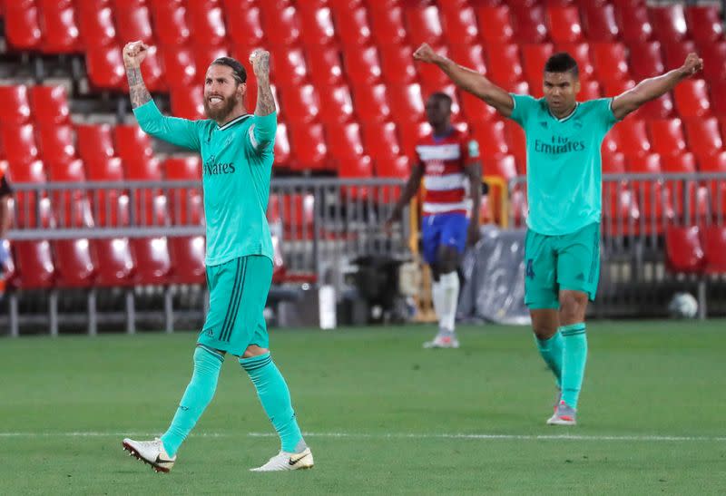 Foto del lunes de los jugadores del Real Madrid Sergio Ramos y Casemiro celebrando el triunfo sobre Granada