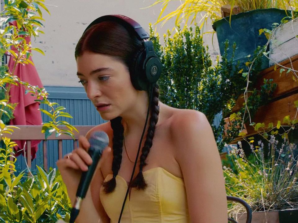 lorde stoned at the nail salon rooftop performance