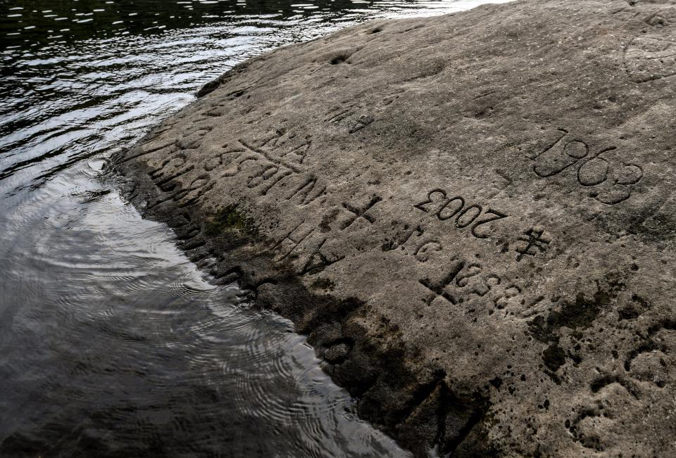 La sequía que sufre el río Elba permite ver las llamadas “piedras del hambre” que muestran antiguas marcas de hidrológicas que indican los niveles del río durante las sequías registradas en otras épocas. EFE/ Filip Singer