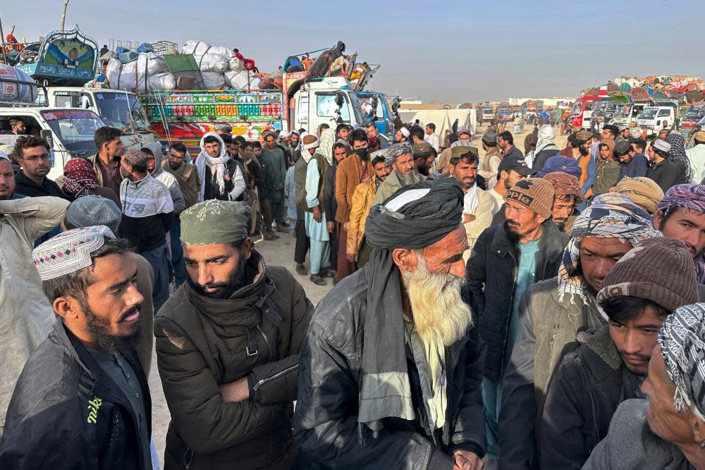 A crowd of Afghan refugees line up at  the Chaman camp on the Pakistan-Afghanistan border