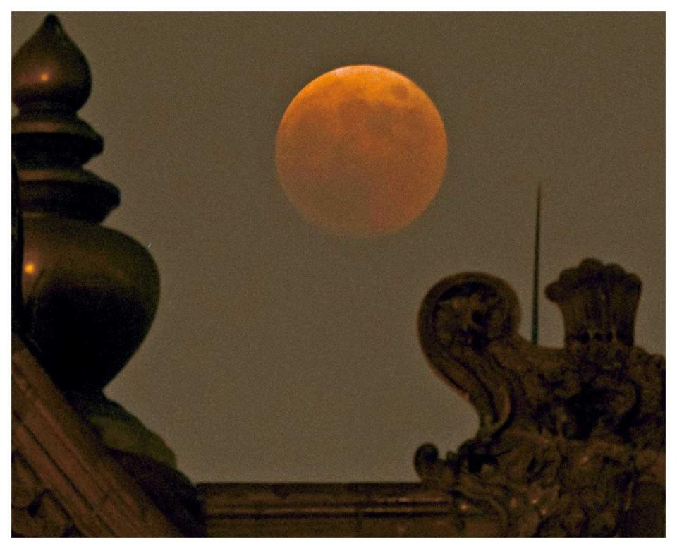 港密雲 無緣賞「血月」  月全食+月掩天王星4862年再見