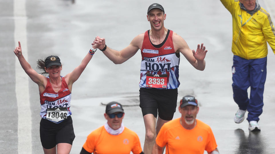 Former Boston Bruins defenseman Zdeno Chara (C) nears the finish line during the 127th Boston Marathon. (Photo by Omar Rawlings/Getty Images)