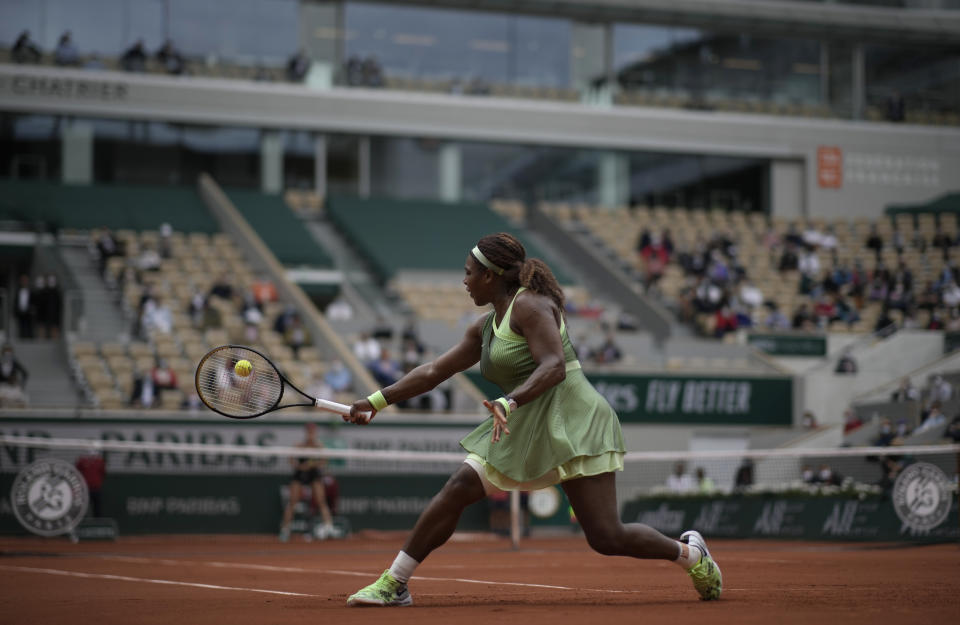 La estadounidense Serena Williams hace una devolución a su compatriota Danielle Collins durante un encuentro del Abierto de Francia, disputado el viernes 4 de junio de 2021 (AP Foto/Christophe Ena)