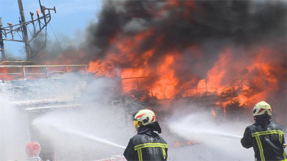 漁船才出港就起火爆炸聲不斷　其它漁船協助拖回兩船員無恙