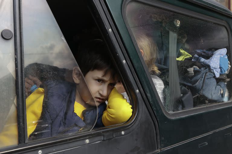 Un niño de origen armenio de Nagorno-Karabaj mira desde un auto al llegar a Goris, una ciudad en la región de Syunik, Armenia, el lunes 25 de septiembre de 2023. 