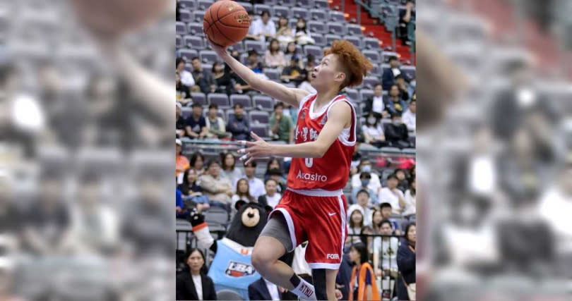 112學年度UBA大專籃球聯賽公開女一級冠軍戰24日在台北小巨蛋開打，台灣師大湯書淳帶球快攻上籃。（圖／黃世麒攝）
