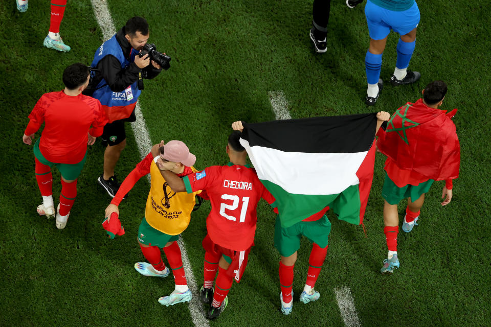 Jugadores de Marruecos celebran con la bandera de Palestina tras eliminar a Portugal de la Copa del Mundo | Foto: Lars Baron/Getty Images