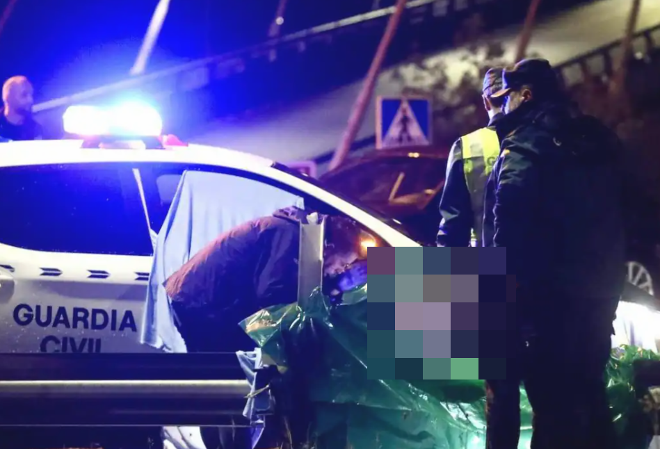西班牙一名46歲男子持斧頭將父親斬首，竟提着他的頭顱在路上當成足球踢，又把斷頭拋向駛過的車輛，嚇壞路過司機。(網上圖片)