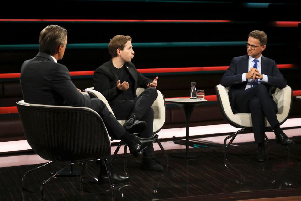 Geht Deutschland ausreichend gegen Antisemitismus vor? Die Generalsekretäre von SPD und CDU, Kevin Kühnert (Mitte) und Carsten Linnemann (rechts) stritten bei Markus Lanz über diese Frage. (Bild: ZDF / Cornelia Lehmann)