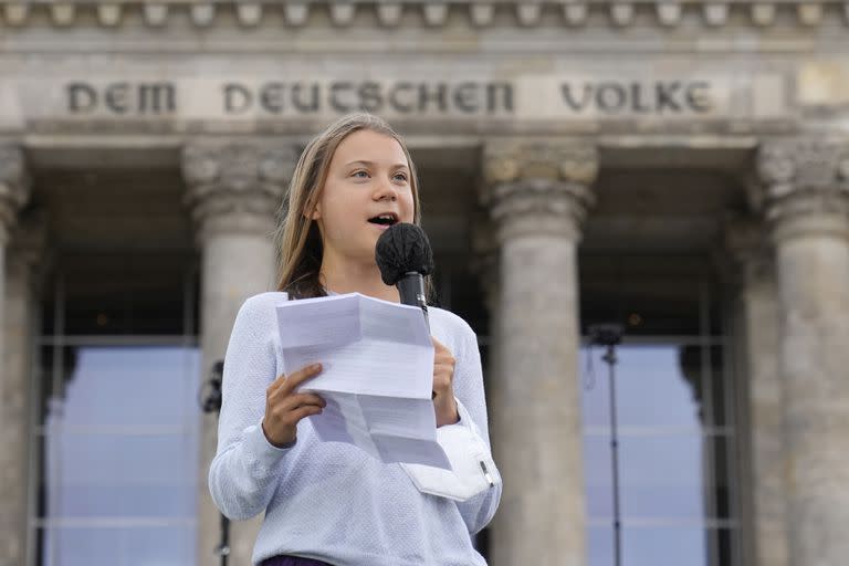 ARCHIVO _ La activista climática sueca Greta Thunberg habla en un evento de Viernes por el Futuro delante del parlamento alemán dn Berlín el 24 de septiembre del 2021.  (AP Foto/Michael Sohn)