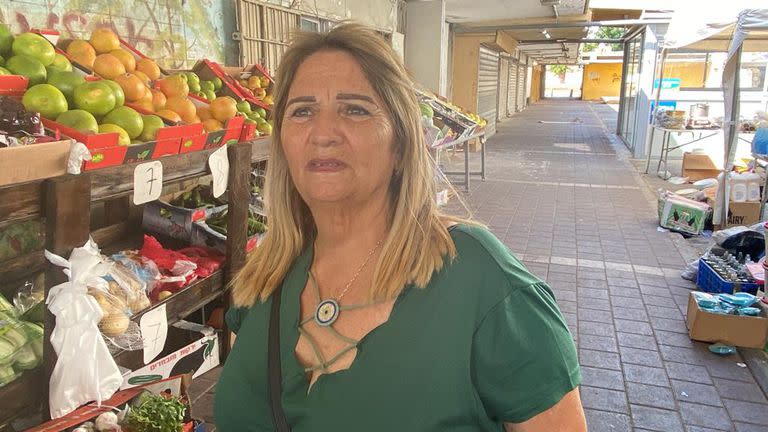 Catherine en uno de los pocos mercados abiertos de Ashkelon, ciudad que parece fantasma