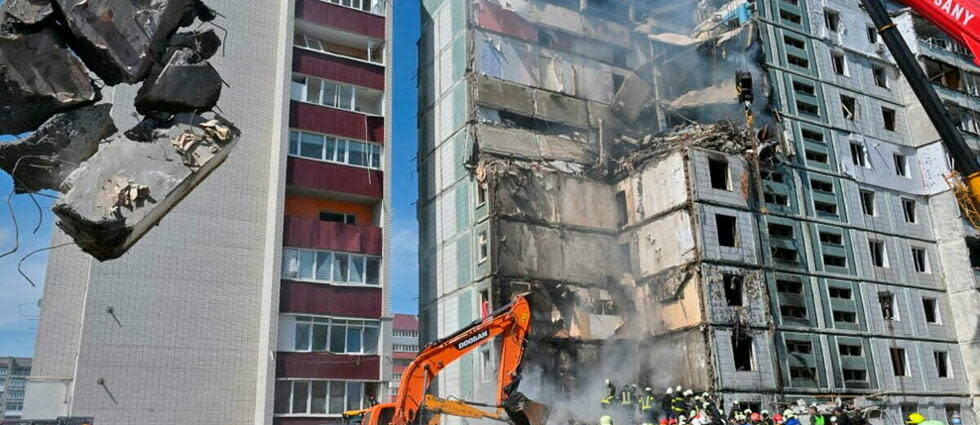 À Ouman, une cité de 80 000 habitants,  un immeuble d'habitation a été éventré par un missile, des secouristes en train de sortir des corps et des personnes meurtries attendant des nouvelles de leurs proches.  - Credit:SERGEI SUPINSKY / AFP