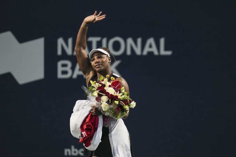 La estadounidense Serena Williams, deja la cancha con un ramo de flores y despidiéndose de los aficionados tras caer ante la suiza Belinda Bencic, el miércoles 10 de agosto de 2022, en el Masters de Toronto