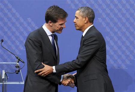 U.S. President Barack Obama and Netherland's Prime Minister Mark Rutte (L) shake hands after the closing news conference of the Nuclear Security Summit in The Hague March 25, 2014. REUTERS/Francois Lenoir