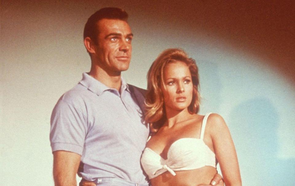 Legendär sind auch die jeweils wechselnden Bond-Girls, die dem Agenten zur Seite stehen. Ursula Andress machte 1962 in "007 jagt Nr. No" den Anfang. Als Erstes aller Bond-Girls prägte sie bis heute das Idealbild der 007-Gespielin - und verdrehte dem Agenten in ihrem Bikini ordentlich den Kopf. (Bild: Fox)