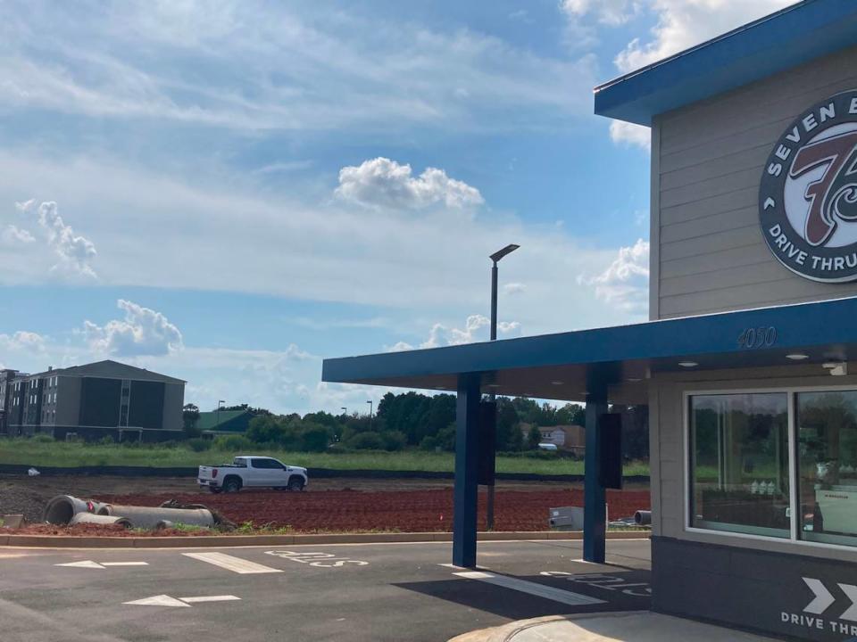 Site prep work is underway at 4060 Watson Blvd. in Warner Robins for a Jim ‘N Nick’s Community Bar-B-Q, the first store of this franchise brand in Middle Georgia. The new restaurant is going up next to the new and soon-to-open 7 Brew Drive-thru Coffee.