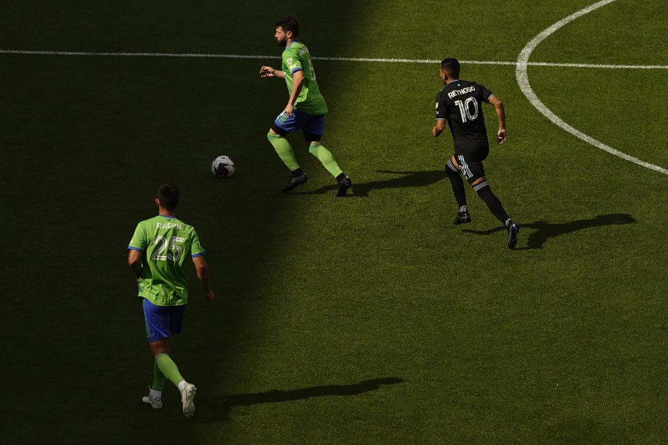 Seattle Sounders midfielder João Paulo, top left, controls the ball as Minnesota United midfielder Emanuel Reynoso (10) approaches during the first half of an MLS soccer match, Sunday, Aug. 27, 2023, in St. Paul, Minn. (AP Photo/Abbie Parr)