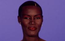 <p>Sie ist einer der Vorreiterinnen in Sachen Glatze: In ihrer Autobiografie "I'll Never Write My Memoirs" erklärte 80er-Ikone Grace Jones, dass sie mit ihrem Look "auf Konfrontation aus" war und sie damit "hart" wirkte. Den radikalen Schnitt zu wagen, war für sie mehr als eine Befreiung: "Meinen Kopf zu rasieren, führte direkt zu meinem ersten Orgasmus", so Jones. (Bild: Sophia Morizet/Gamma-Rapho via Getty Images)</p> 