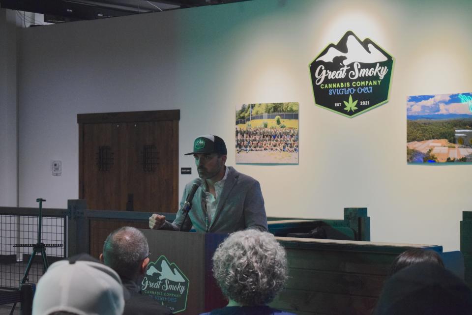 Forrest Parker habla durante la gran ceremonia de inauguración del dispensario Great Smoky Cannabis Co. de la Banda Oriental de los Indios Cherokee en Cherokee, Carolina del Norte. 20 de abril de 2024.