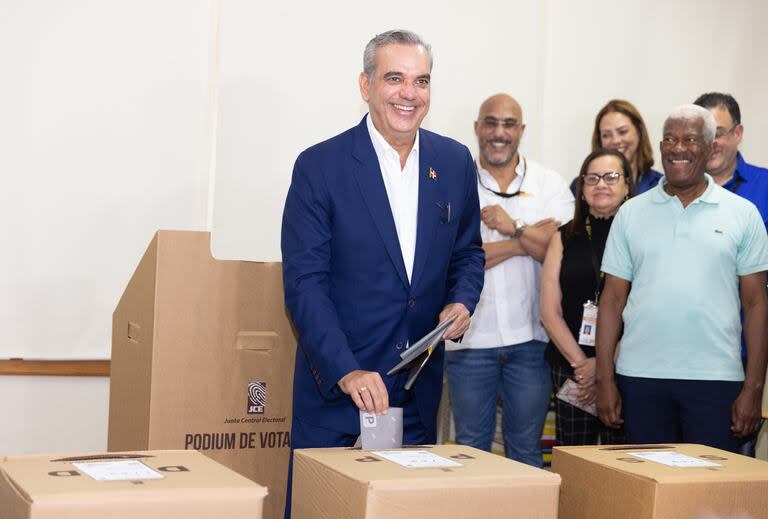 El actual presidente y candidato a la Presidencia de República Dominicana por el Partido Revolucionario Moderno (PRM), Luis Abinader, deposita su voto en un colegio electoral, en Santo Domingo, República Dominicana, el 19 de mayo de 2024.