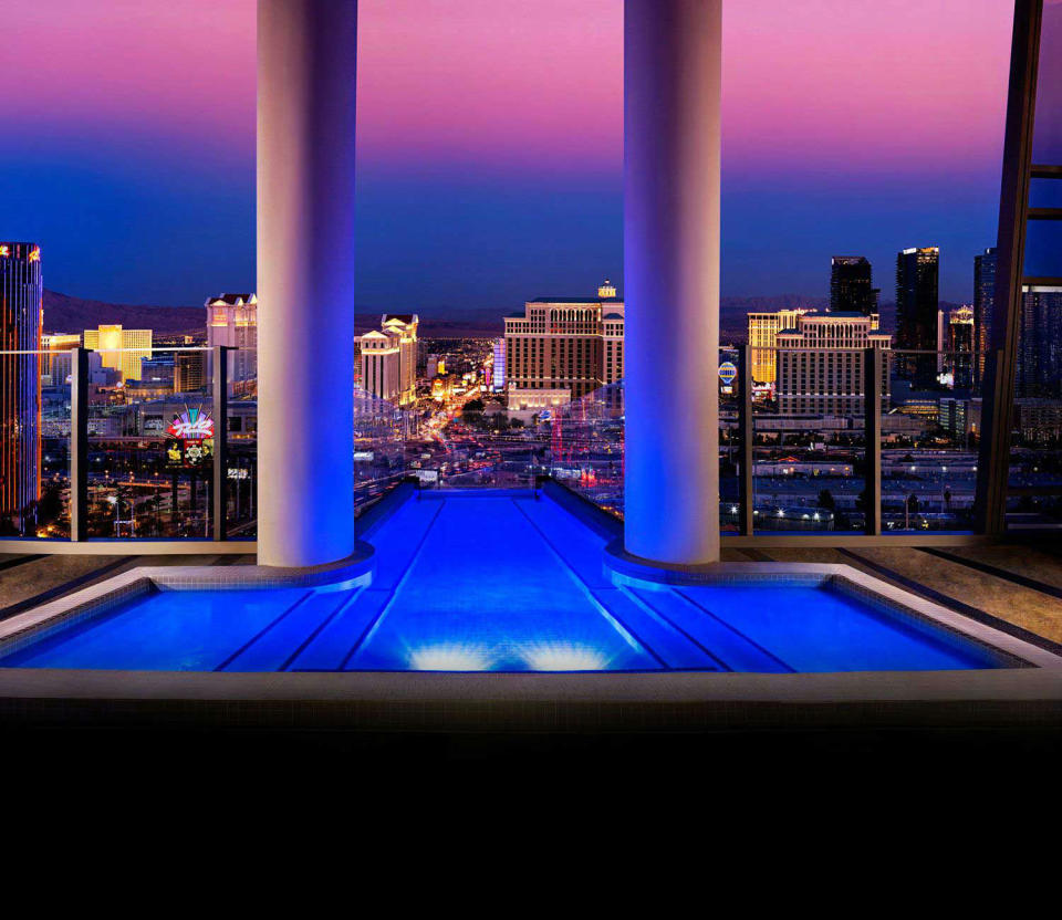 <p>Por 26.000 euros la noche podrás disfrutar de las mejores vistas de Las Vegas mientras te das un chapuzón en su vertiginosa piscina. Esta villa cuenta con un mayordomo las 24 horas. (Foto: Palms). </p>