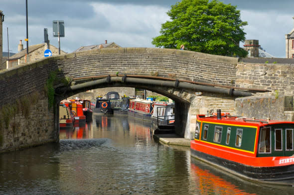 Bridge over the Leeds-Liverpool Canal at Skipton, North Yorkshire, England UK