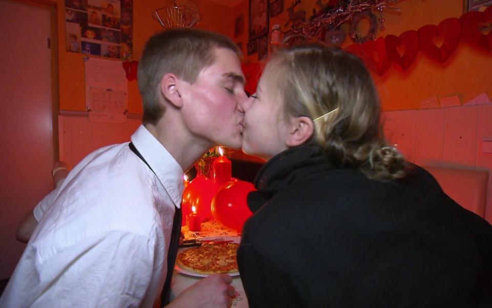Schon 2011 machte der damals 18-jährige Peter seiner Liebsten Sarafina einen Antrag - inklusive Liebestattoo, Herzpizza, Rosen und Kerzenlicht. (Bild: RTLZWEI/Kick-Media)
