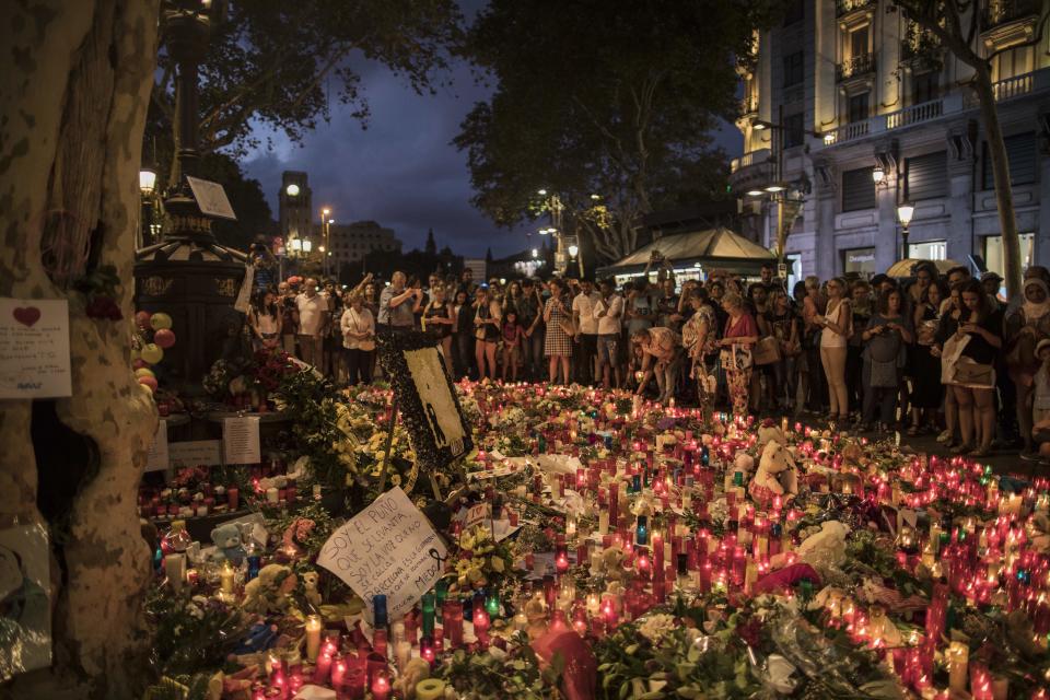 2017 legten nach dem verheerenden Anschlag tausende Menschen Blumen auf die Flaniermeile Las Ramblas in Barcelona. (Bild: AP Photo/Santi Palacios)