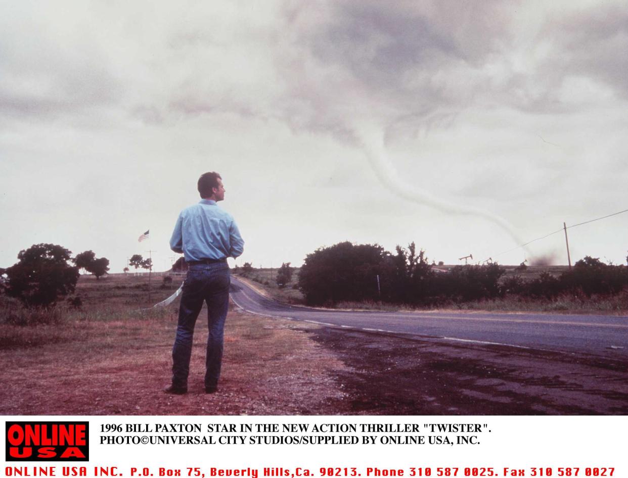 Bill Paxton y Helen Hunt protagonizaron 'Twister' ('Tornado') el clásico de 1996 cuyo rodaje se dio de bruces con una de las peores tragedias de Estados Unidos (Foto: Universal City Studios/Online USA/Getty Images)