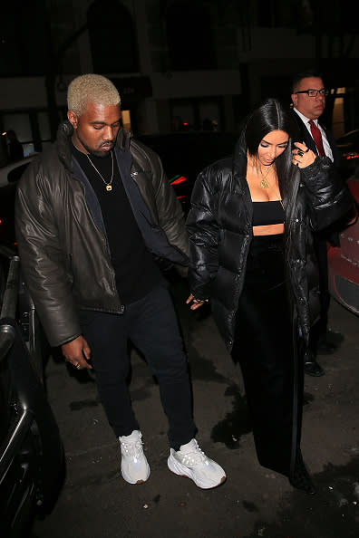 <p>Mientras, Kanye West lució mucho más casual con una chaqueta de piel, jeans y zapatillas blancas. </p>