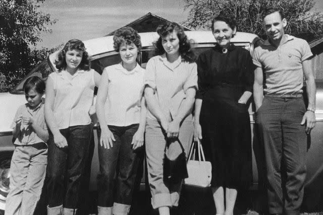 <p>Michael Ochs Archives/Getty</p> Country singer Loretta Lynn poses for a portrait with her familyr in circa 1955 in Butcher Holler, Kentucky.