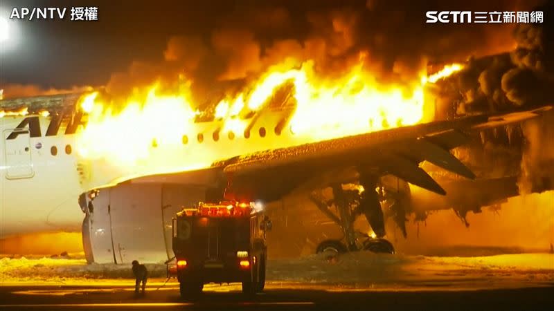 日航班機與海上保安廳飛機發生撞擊後起火燃燒。（圖／AP/NTV授權）