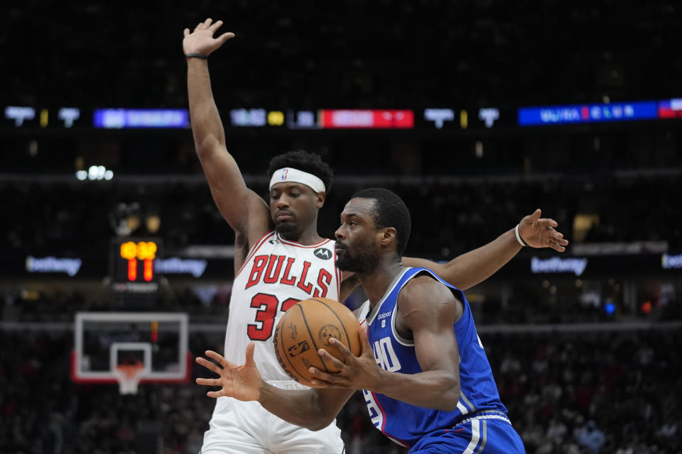 Chicago Bulls forward Terry Taylor, left, guards Sacramento Kings forward Harrison Barnes during the first half of an NBA basketball game Saturday, Feb. 3, 2024, in Chicago. (AP Photo/Erin Hooley)