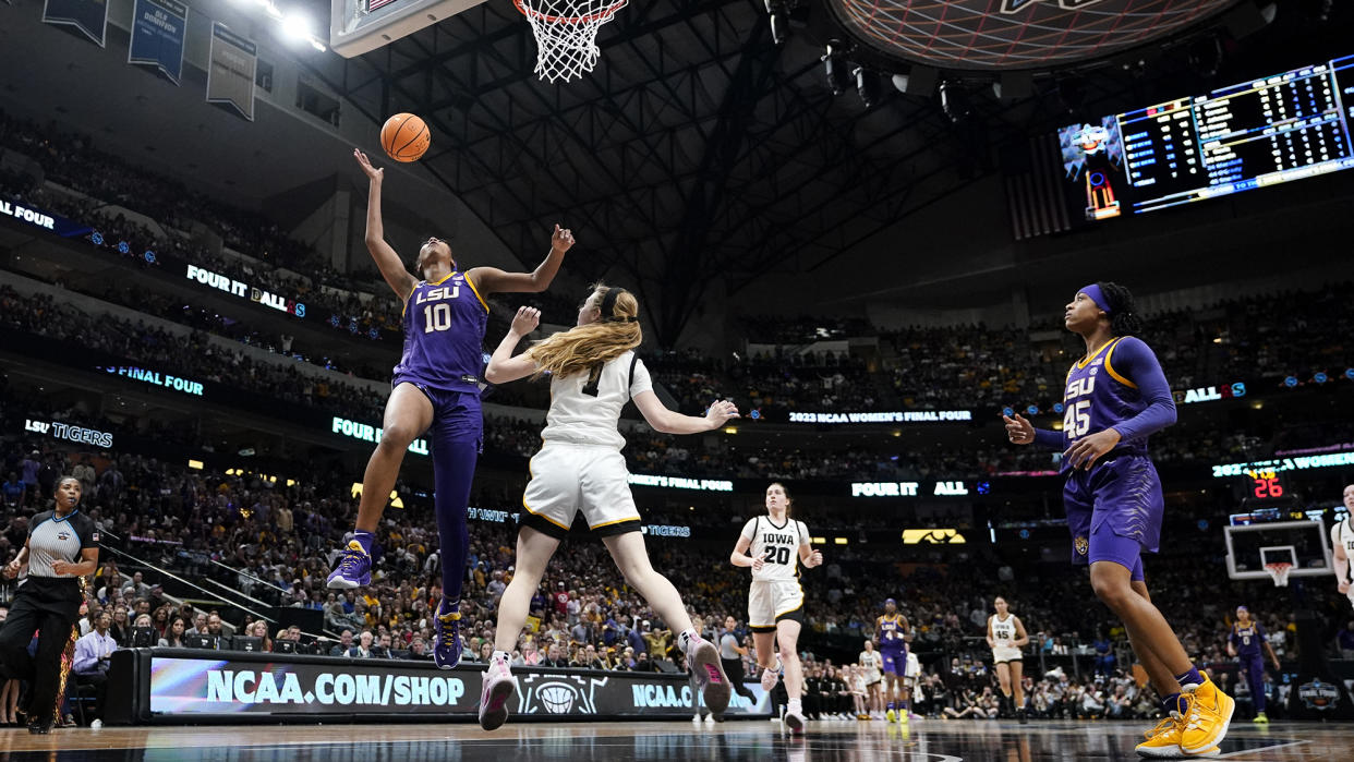  LSU's Angel Reese shoots past Iowa's Molly Davis during the second half of the NCAA Women's Final Four championship basketball game. 
