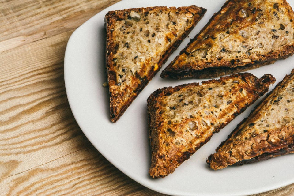 Utilisez une râpe à fromage pour retirer le brûlé des tartines.